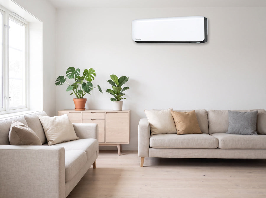Witte airco binnenunit in een lichte woonkamer met planten
